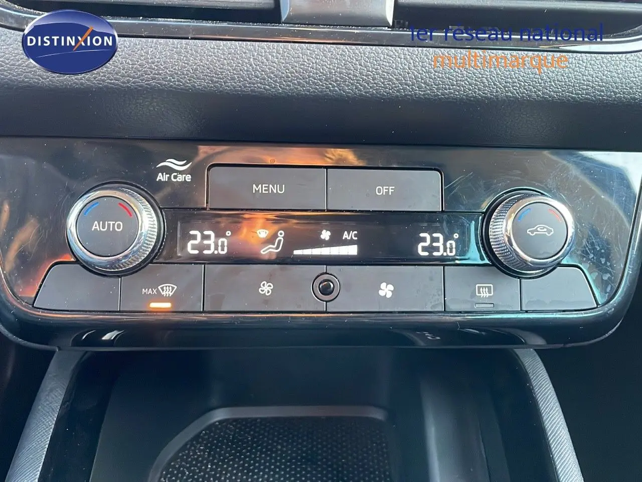 Panneau de commande de la climatisation automatique du Skoda Kamiq 2024 avec affichage digital et boutons rotatifs.