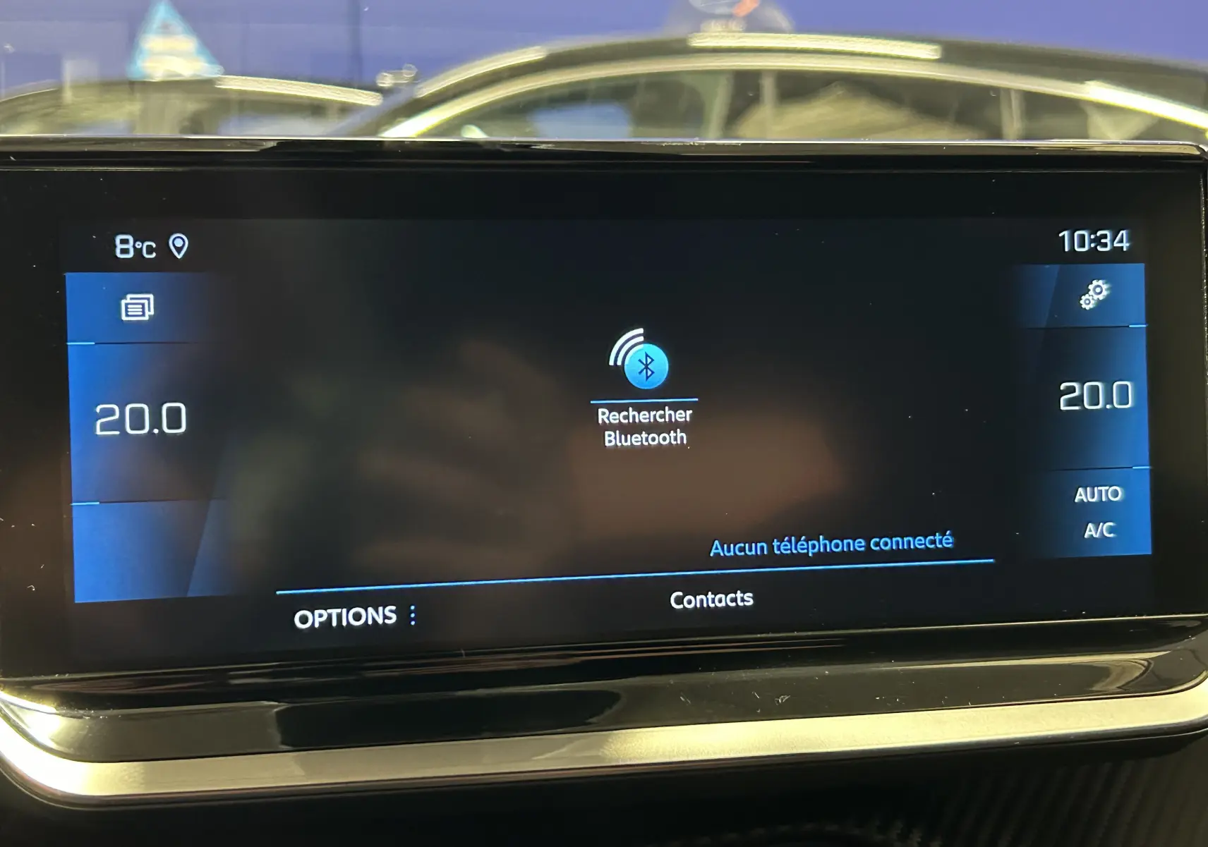 Écran tactile central du Peugeot 2008 Puretech 130 Allure Pack affichant la recherche Bluetooth et la température à 20°C.