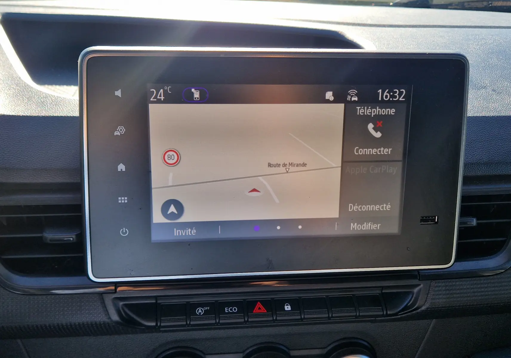 Écran tactile central du Renault Kangoo 2024 affichant la navigation et les options de connexion téléphonique.