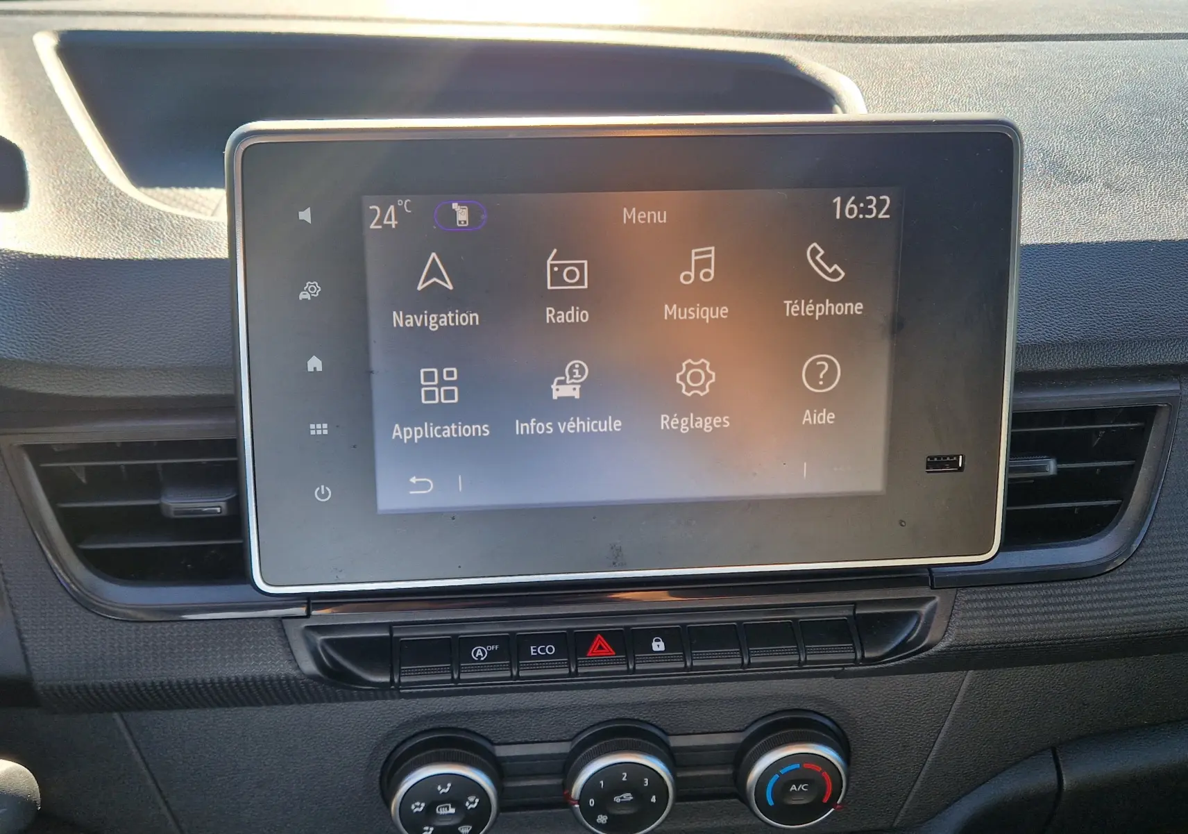 Écran tactile central du tableau de bord du Renault Kangoo blanc 2024, affichant le menu principal multimédia.