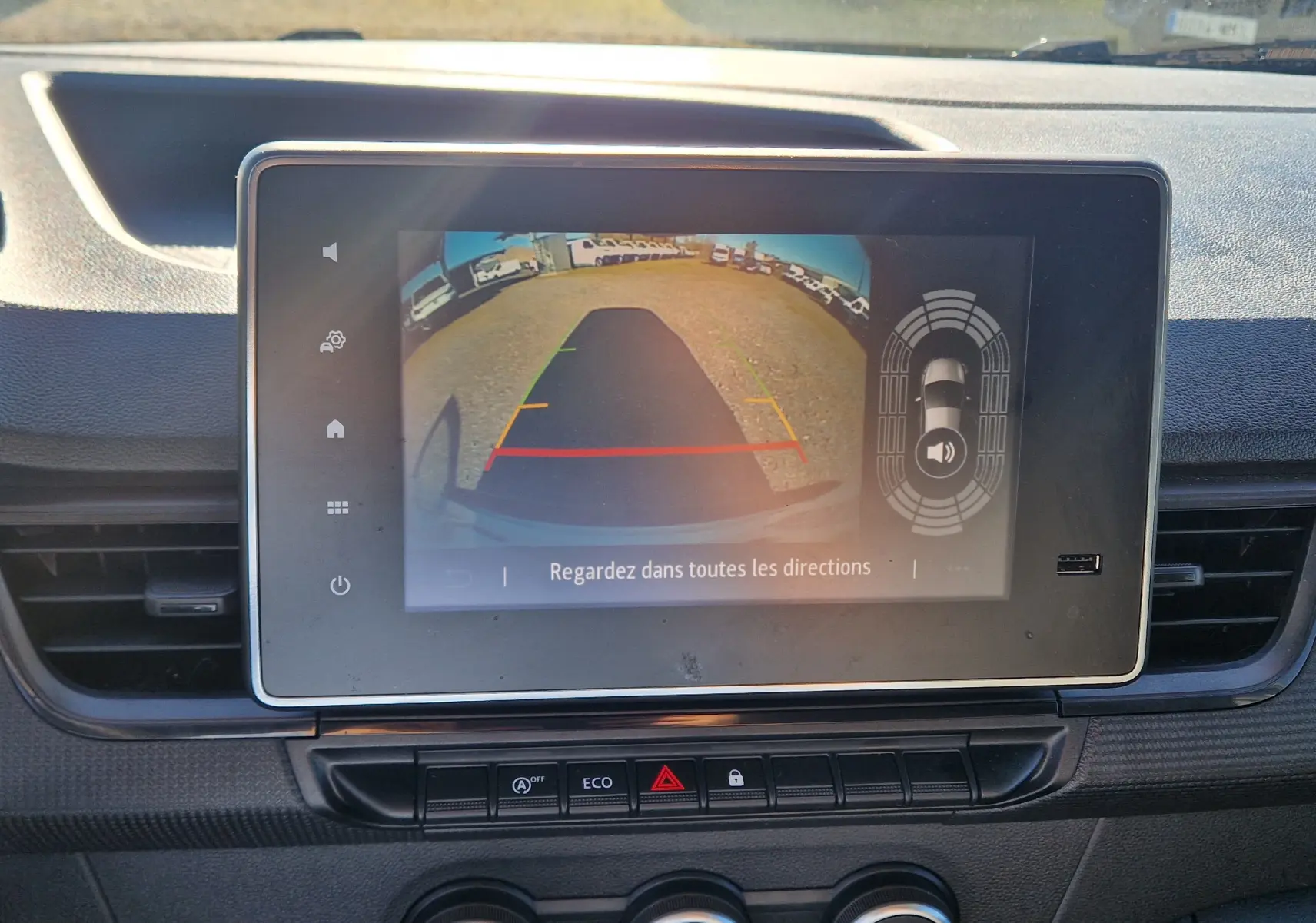 Écran central montrant la caméra de recul du Renault Kangoo blanc, vue intérieure du tableau de bord.