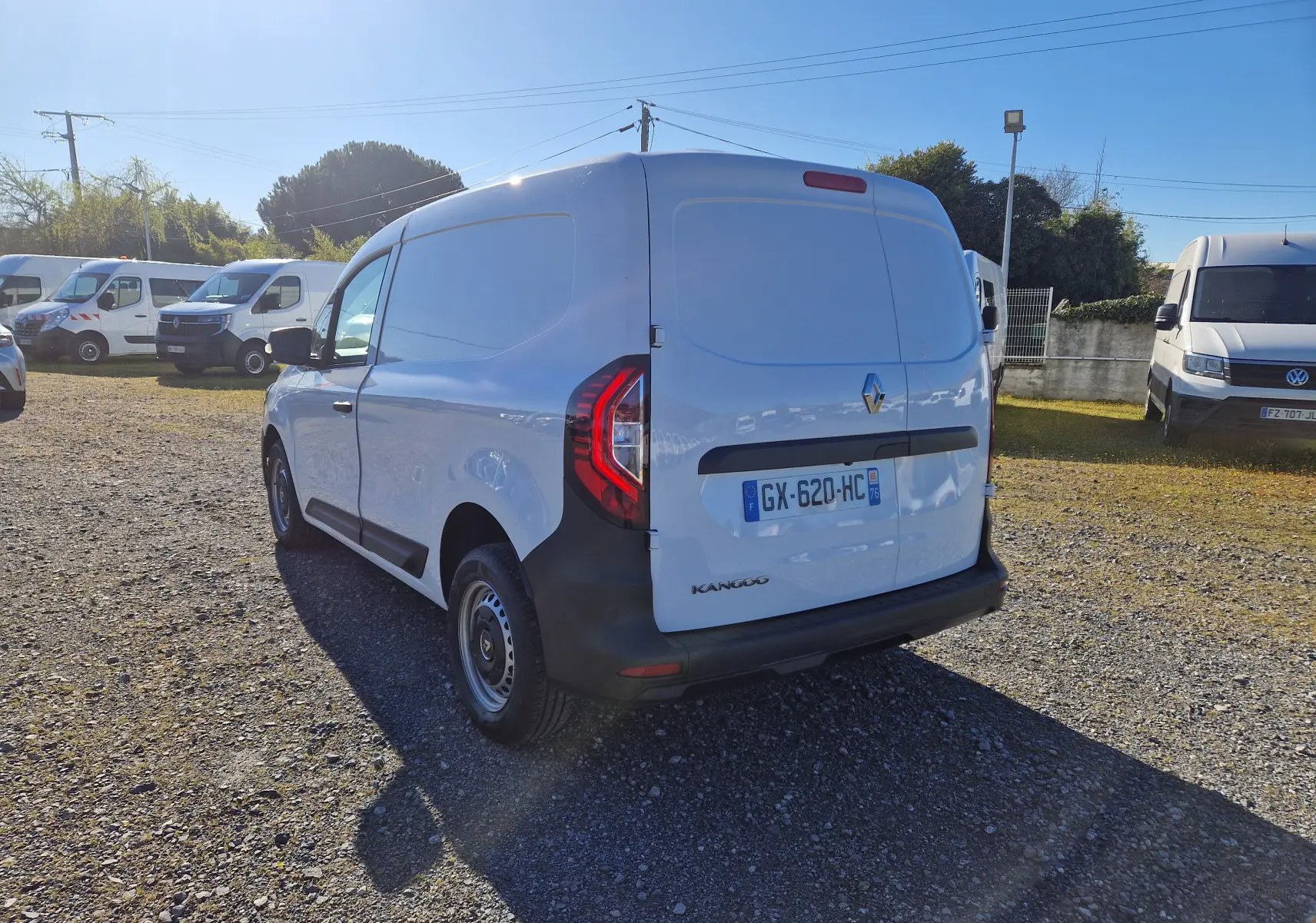 Vue 3/4 arrière droite d’un Renault Kangoo blanc utilitaire avec feux arrière LED et plaque d’immatriculation française.
