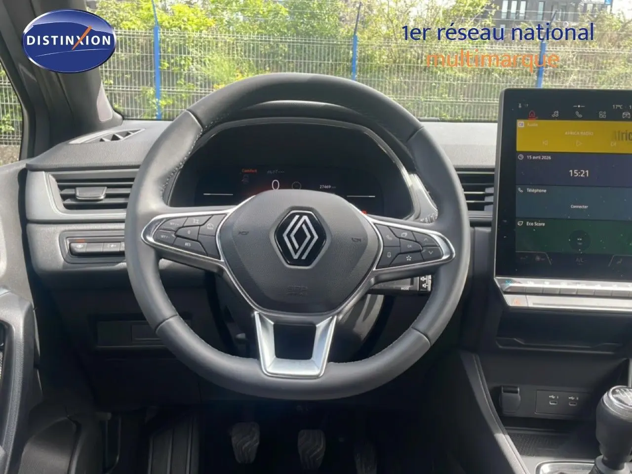 Vue intérieure centrée sur le volant noir du Renault Captur 2025 avec écran tactile et commandes au volant visibles.