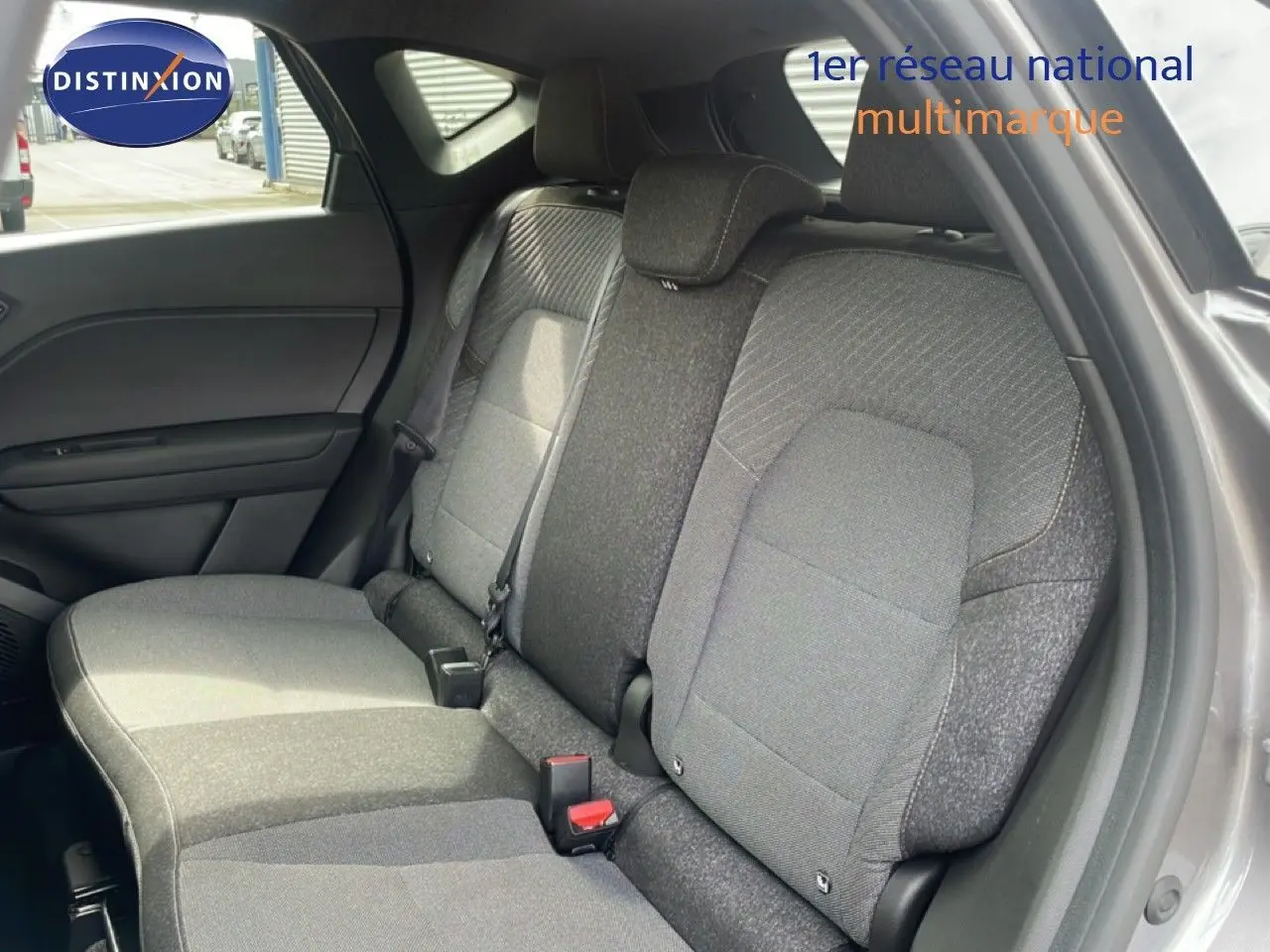 Vue intérieure côté droit des sièges arrière en tissu gris du Renault Captur 2025 gris Cassiopée métal avec toit noir.