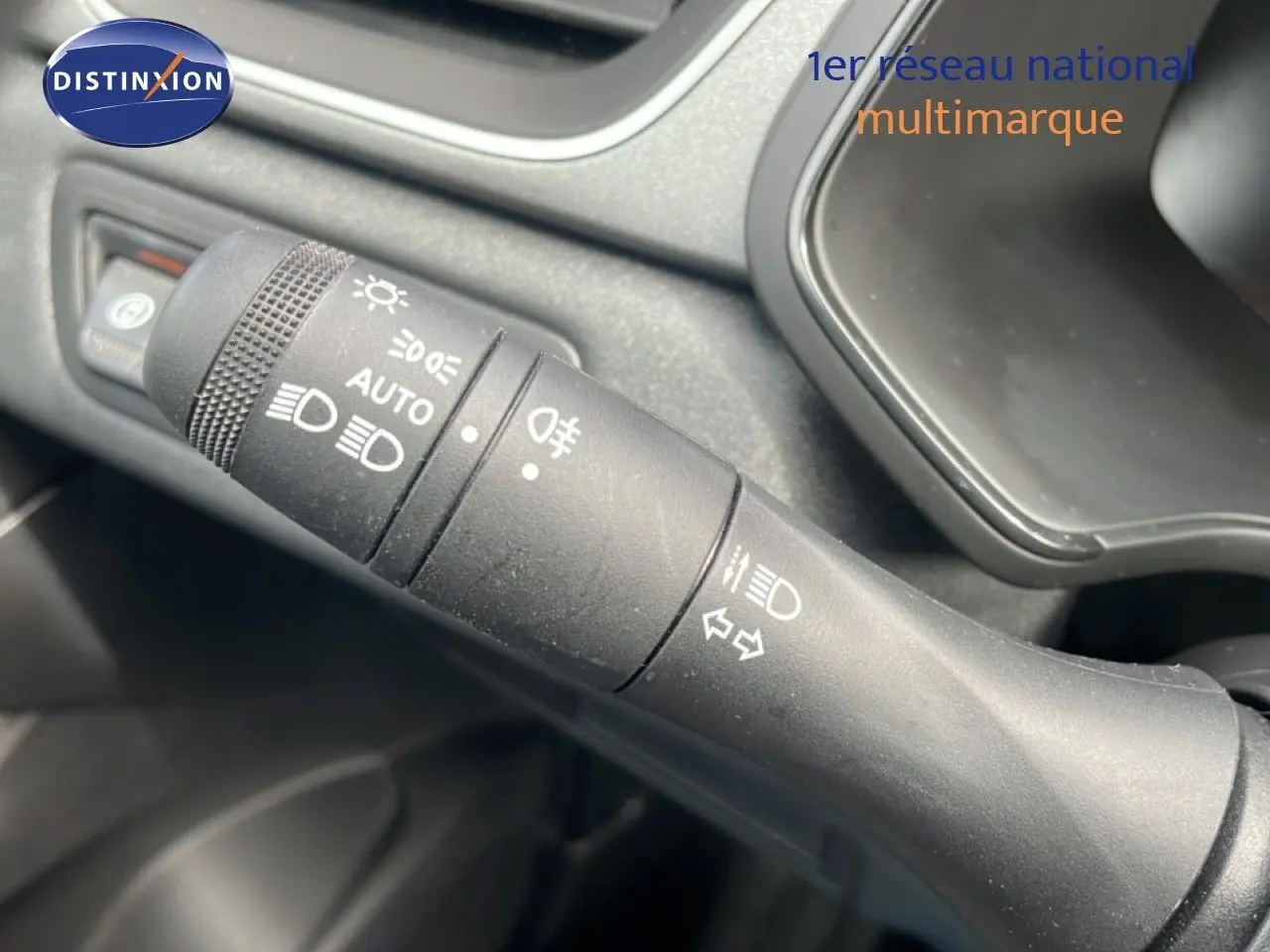 Gros plan sur la commande des feux du Renault Captur gris cassiopée métal avec toit noir, version 2025.
