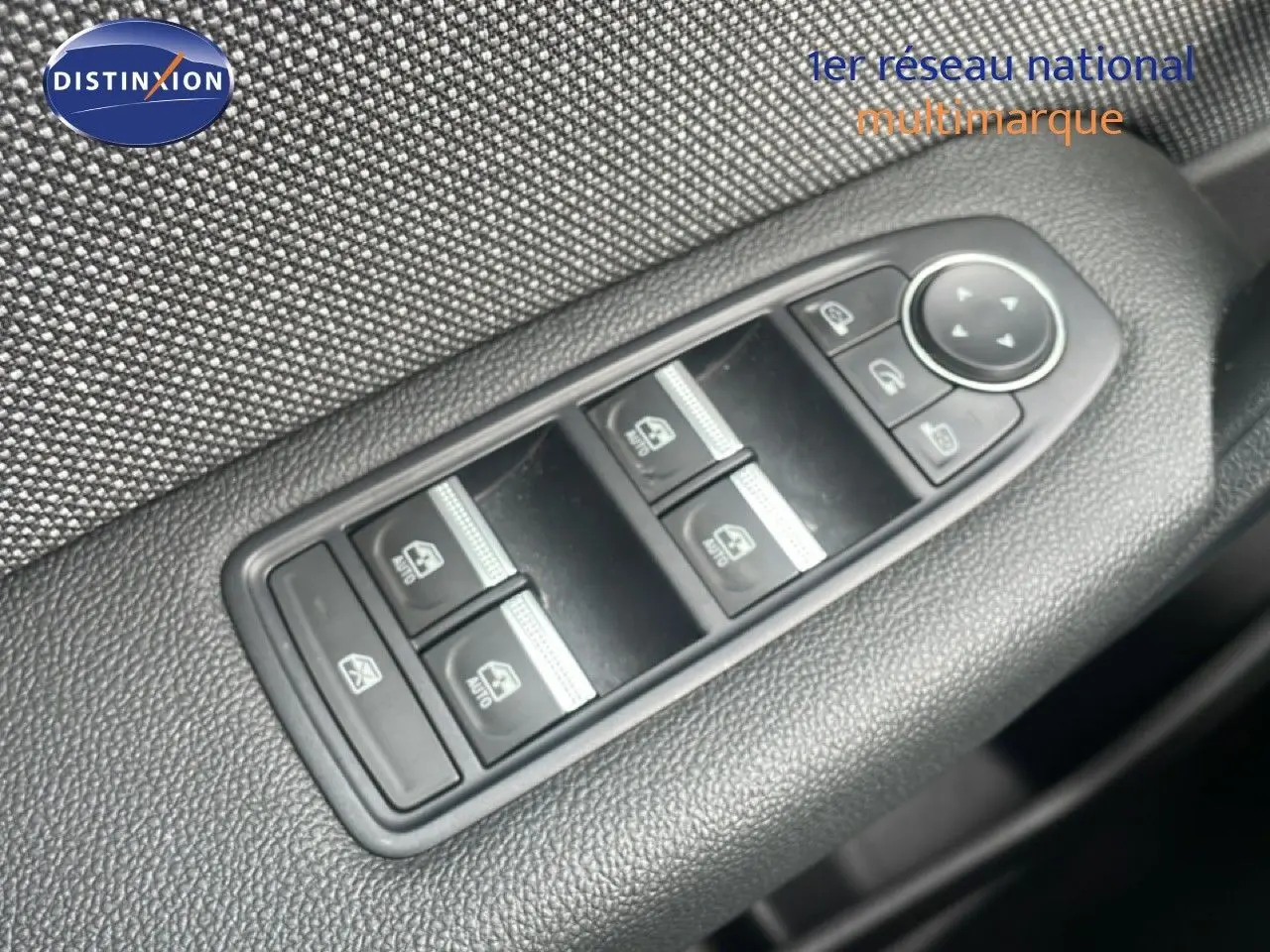 Gros plan sur les commandes des vitres électriques côté conducteur du Renault Captur 2025, intérieur gris noir.