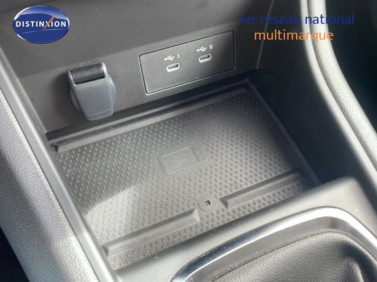 Détail de la console centrale du Renault Captur 2025 montrant la zone de recharge sans fil et deux ports USB-C.