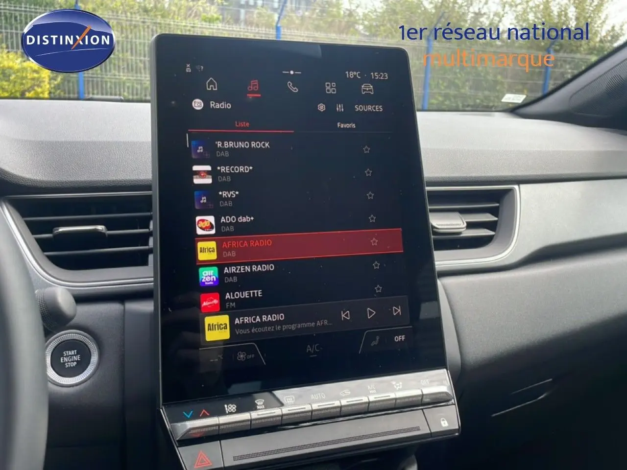 Vue intérieure du tableau de bord du Renault Captur 2025, écran tactile central affichant les stations radio, finition gris cassiopée métal.