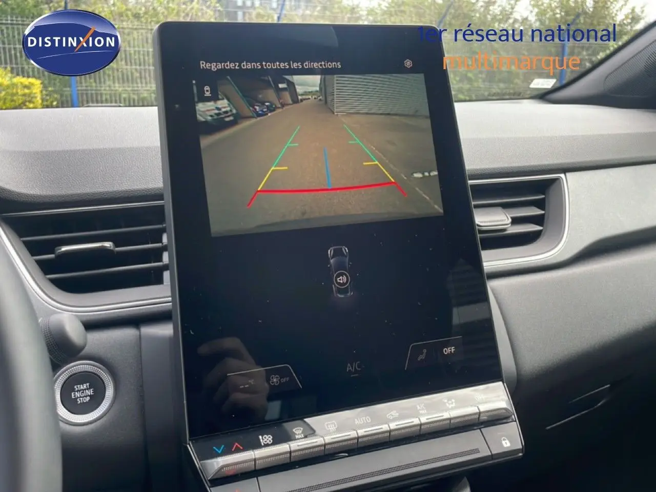 Écran central tactile affichant la caméra de recul du Renault Captur gris cassiopée métal avec toit noir, intérieur moderne.