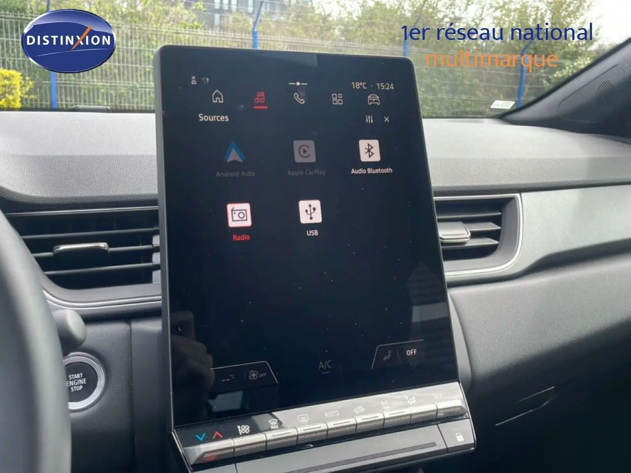 Vue intérieure du tableau de bord du Renault Captur 2025, écran tactile central vertical avec commandes climatisation en bas.