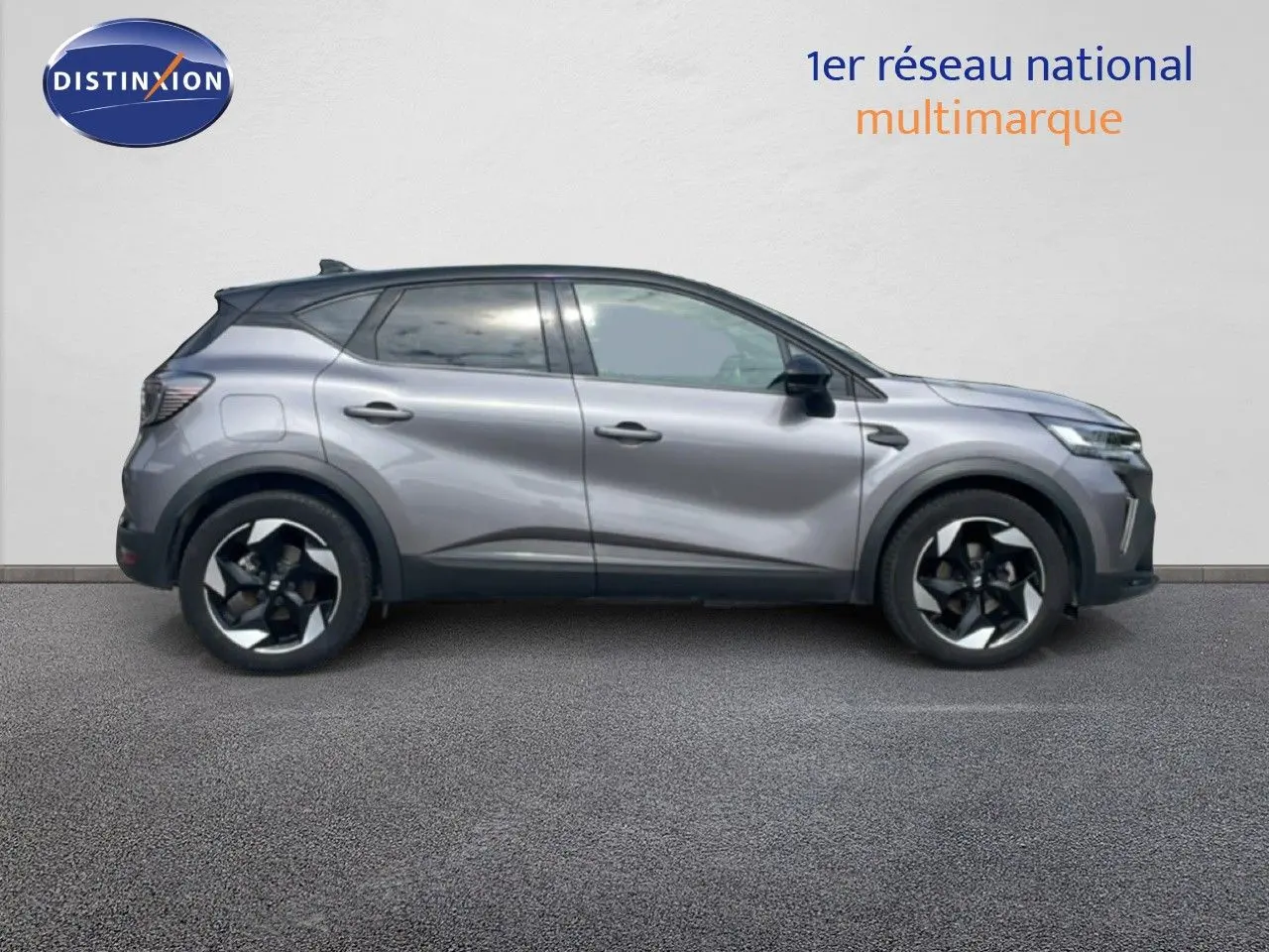 Vue profil droit d'un Renault Captur 2025 gris Cassiopée métal avec toit noir et jantes biton 18 pouces.
