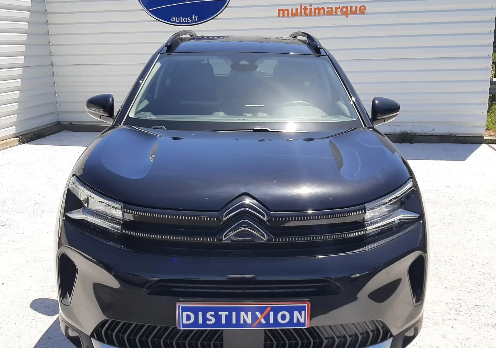 Vue frontale d'un Citroën C5 Aircross noir Perla Nera 2025 avec calandre distinctive et logo double chevron.