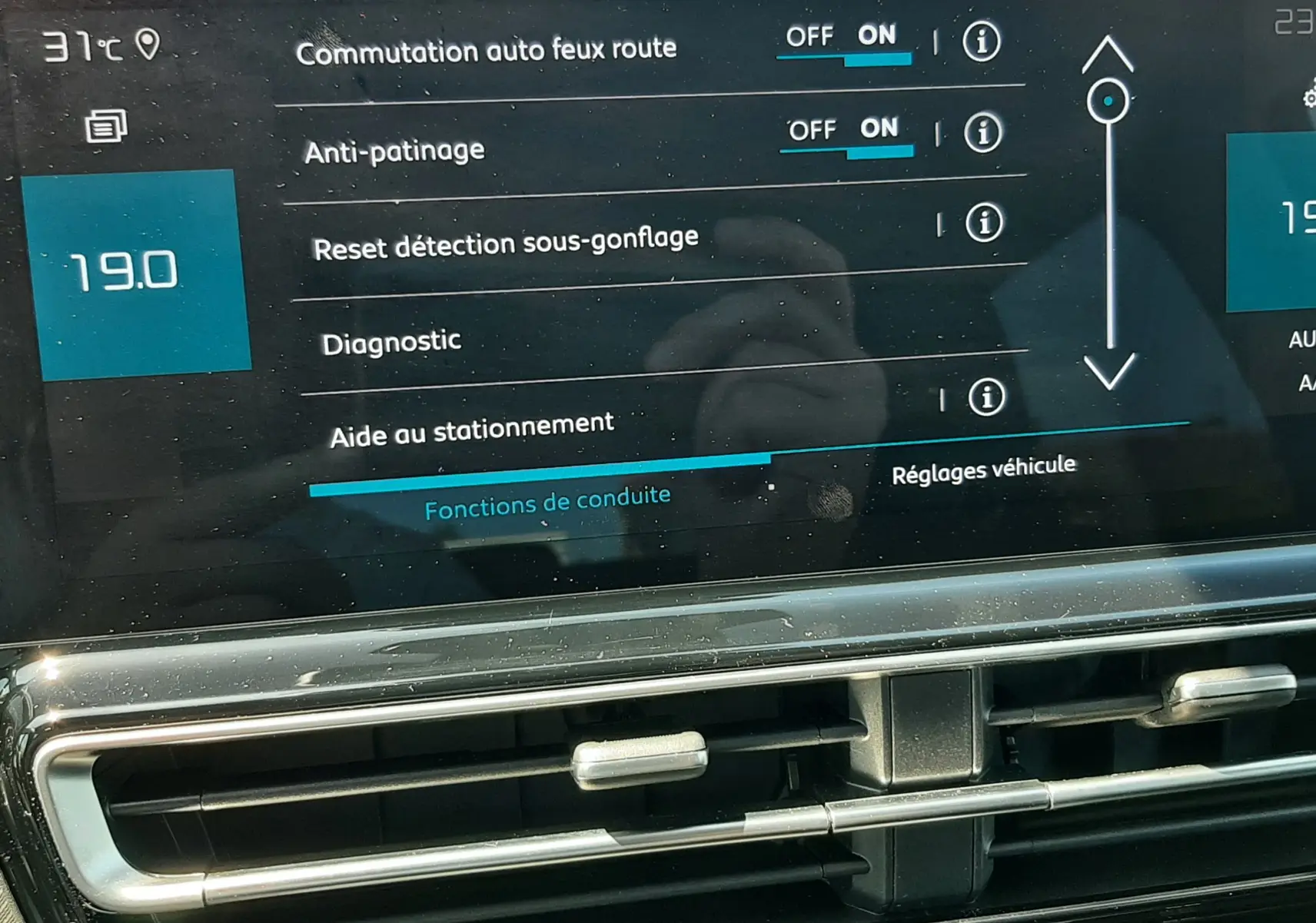 Écran tactile central du Citroën C5 Aircross Ph.2 Hybrid noir, affichant les réglages d’aide à la conduite.