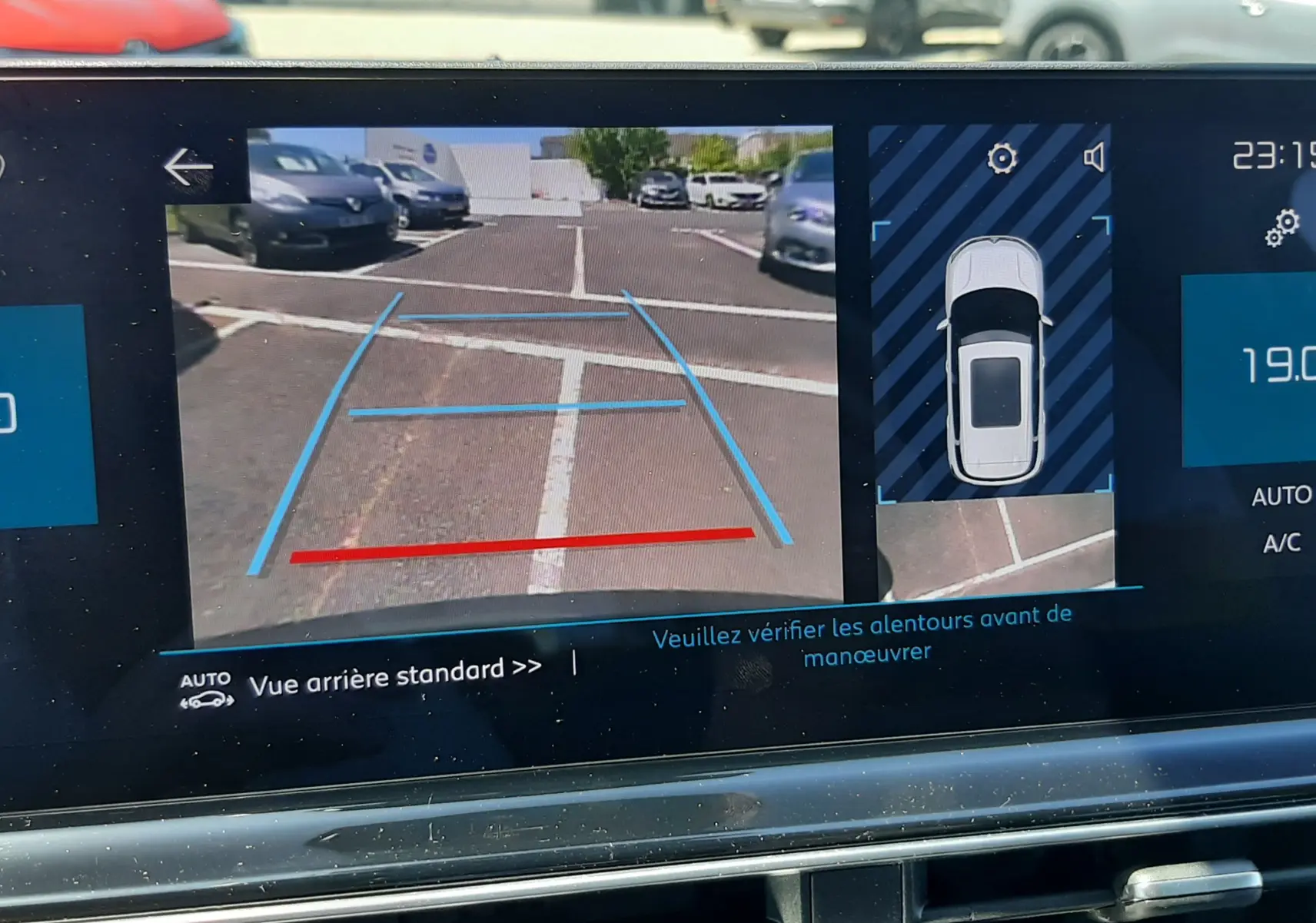 Écran intérieur montrant la caméra de recul et l'affichage 360° du Citroën C5 Aircross noir Perla Nera, tableau de bord moderne.