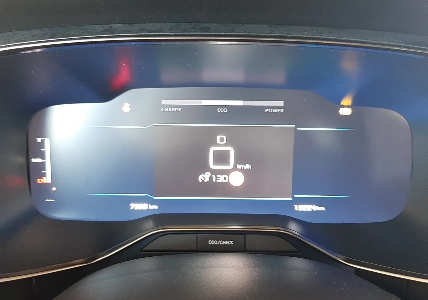 Affichage numérique du tableau de bord du Citroën C5 Aircross hybride, vue frontale centrée sur l'écran de vitesse et modes de conduite.