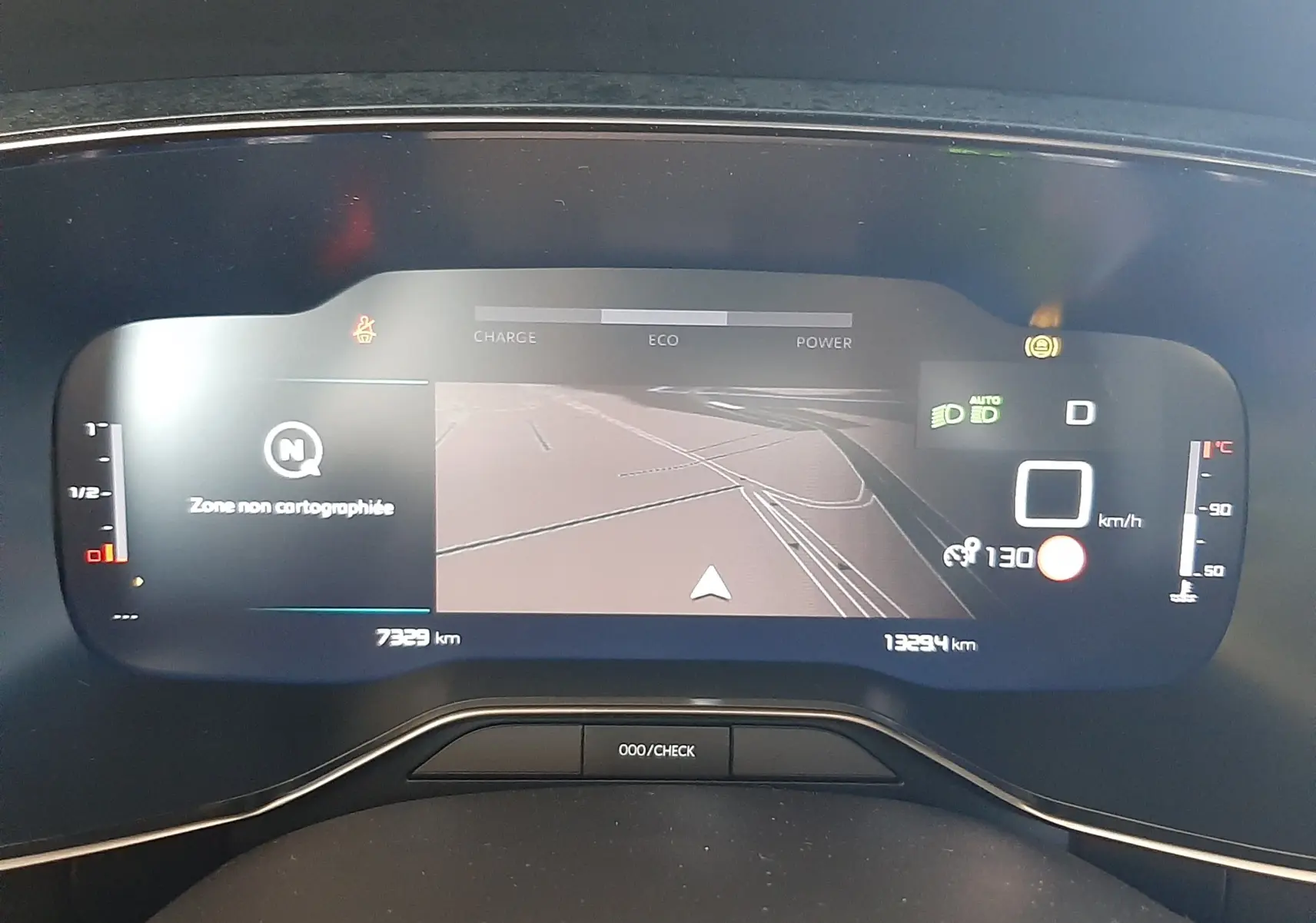 Tableau de bord numérique du Citroën C5 Aircross hybride 2025, affichage de navigation et indicateurs de vitesse et température.