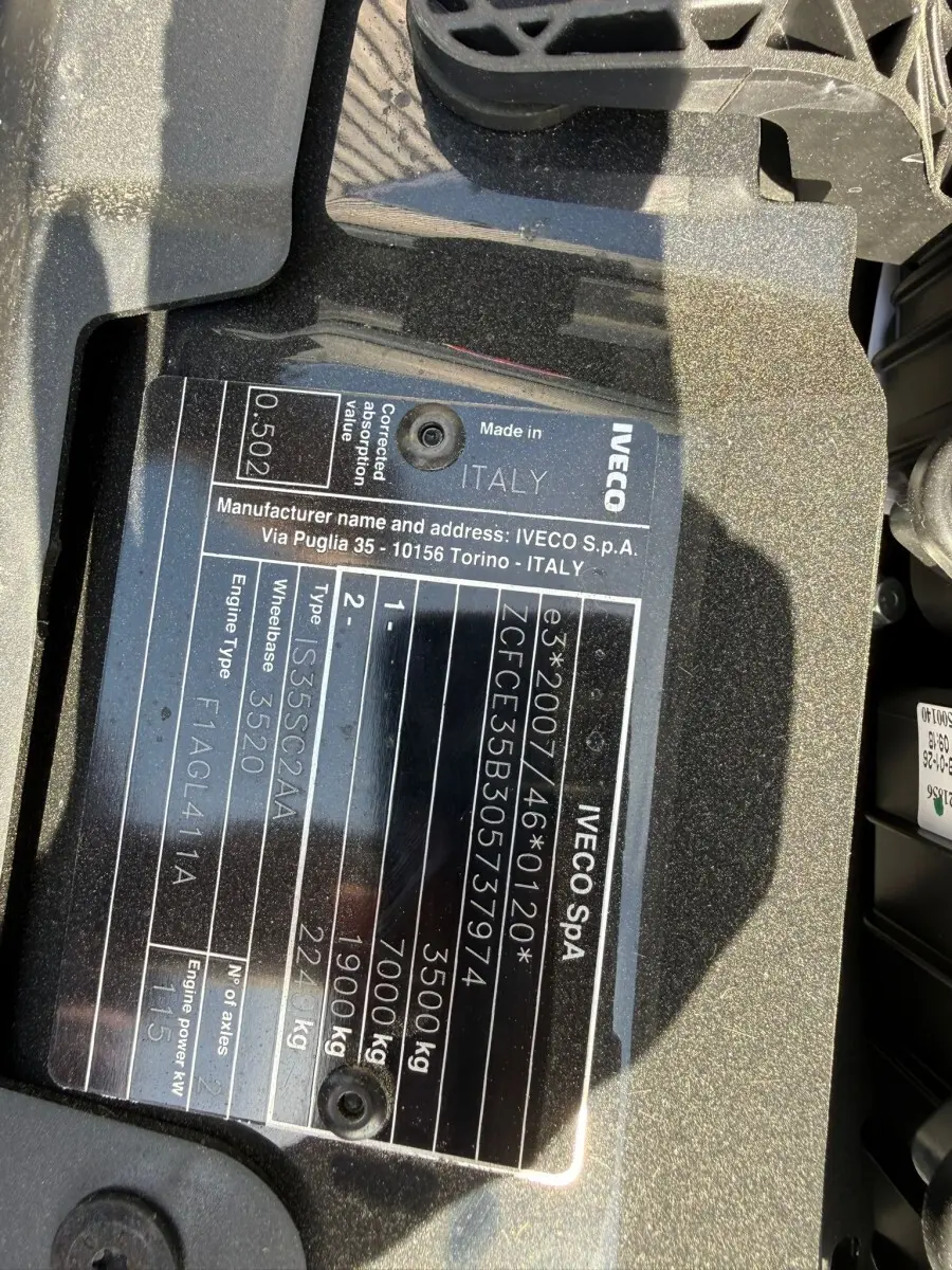 Plaque constructeur Iveco Daily 2.3 35S16 V12 2026 en gros plan, avec marquage Made in Italy sur fond noir.