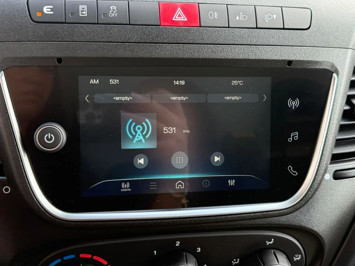 Écran tactile central du tableau de bord de l’Iveco Daily blanc 2026, affichant la radio AM à 531 kHz.
