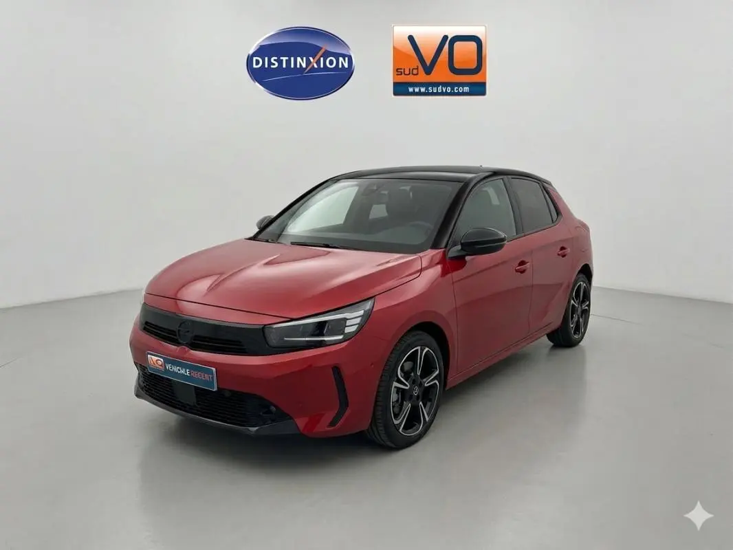 Opel Corsa 1.2 Turbo Hybrid rouge vue 3/4 avant droit avec toit noir et jantes alliage distinctives.