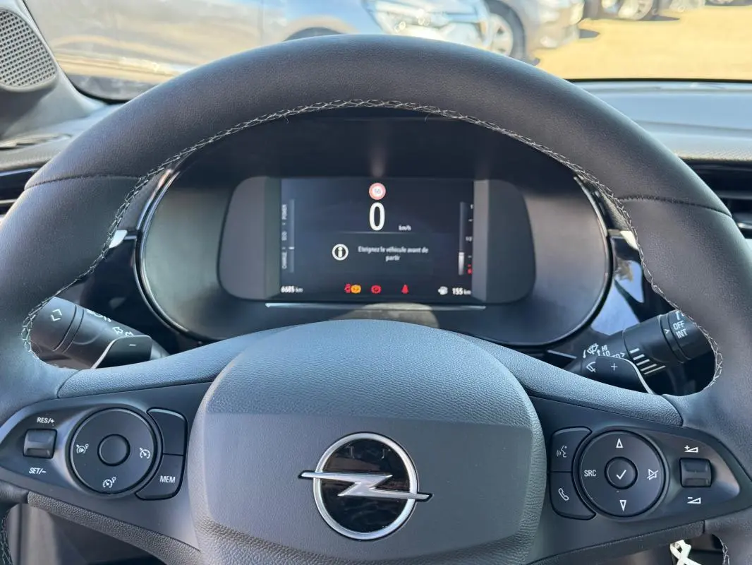 Vue rapprochée du volant noir de l’Opel Corsa 2025 avec tableau de bord digital affichant 0 km/h.