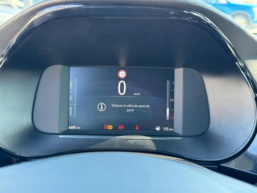 Vue rapprochée du tableau de bord numérique de l’Opel Corsa rouge 2025, affichant 0 km/h et alertes actives.