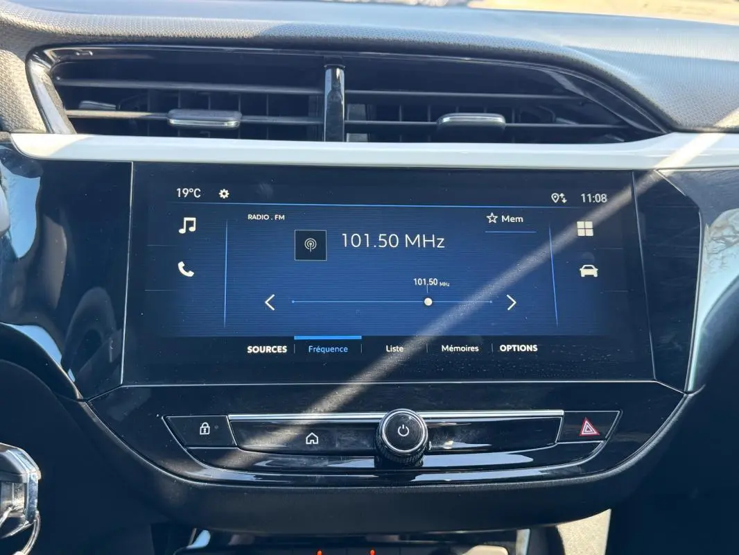 Vue rapprochée de l’écran tactile central de l’Opel Corsa 2025, affichant la radio FM sur fond noir brillant.