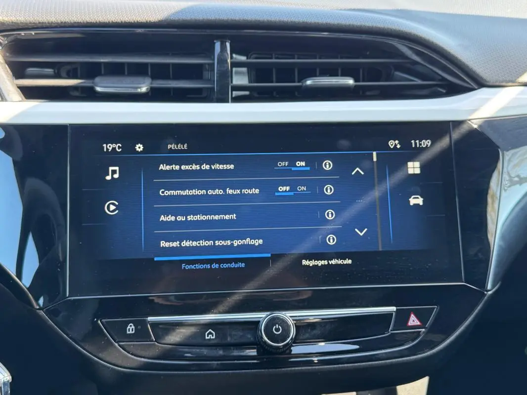 Écran tactile central de l’Opel Corsa rouge 2025 affichant les réglages d’aide à la conduite, vue de face en gros plan.