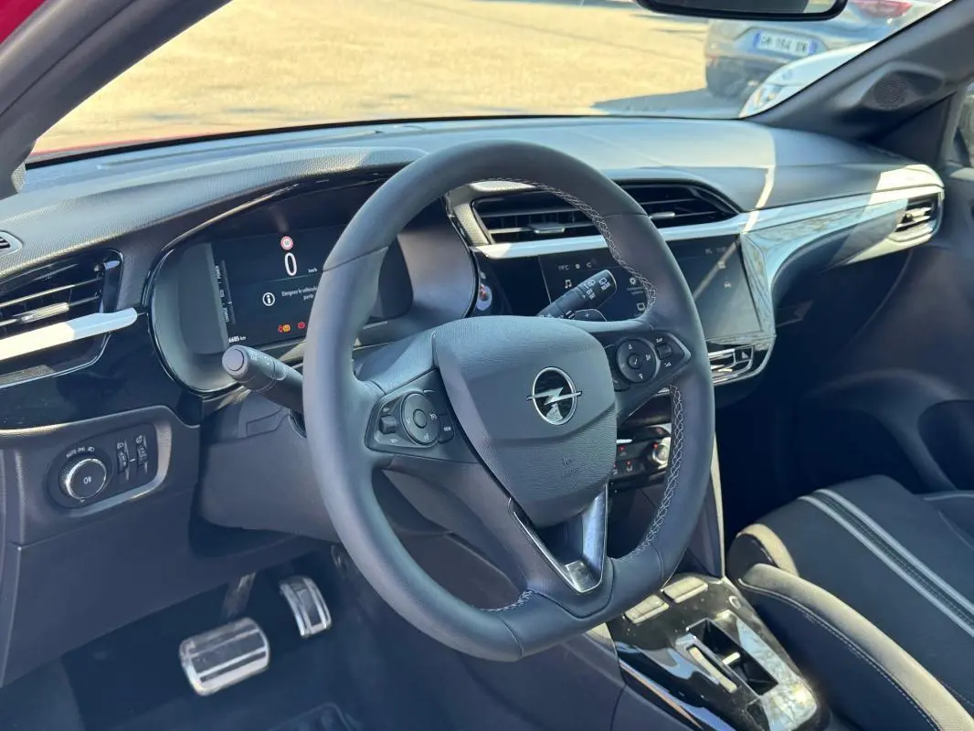 Vue intérieure centrée sur le volant Opel de la Corsa 2025, tableau de bord numérique et console centrale moderne visibles.
