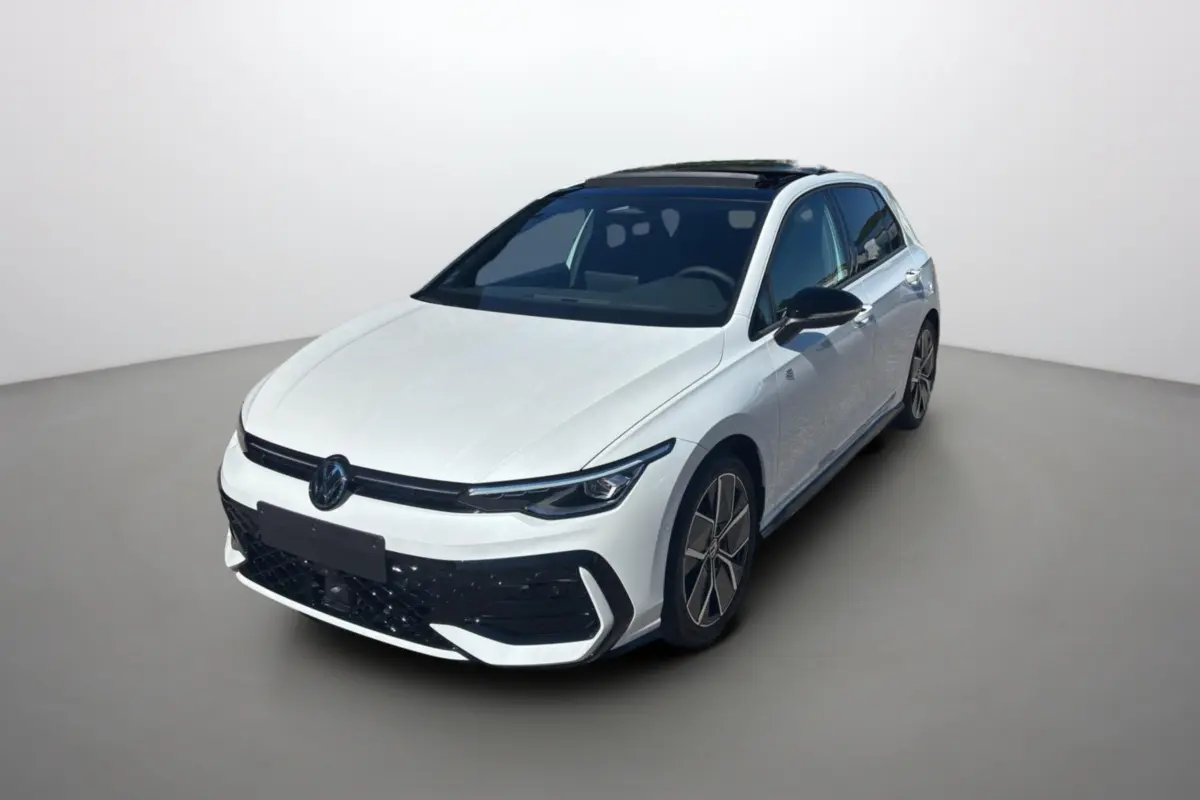 Volkswagen Golf E-TSI blanc oryx vue 3/4 avant droit avec toit ouvrant panoramique et jantes alu 18 pouces.