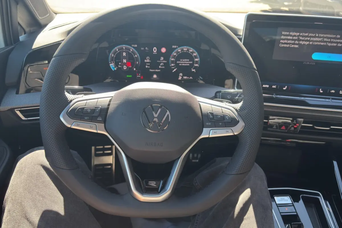 Vue intérieure centrée sur le volant cuir multifonctions noir de la Volkswagen Golf E-TSI 150 R-Line 2026.