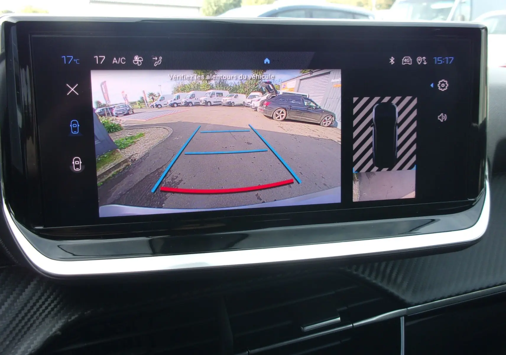 Écran multimédia du Peugeot 2008 2024 montrant la caméra de recul avec guidage dynamique et vue 360° du véhicule.