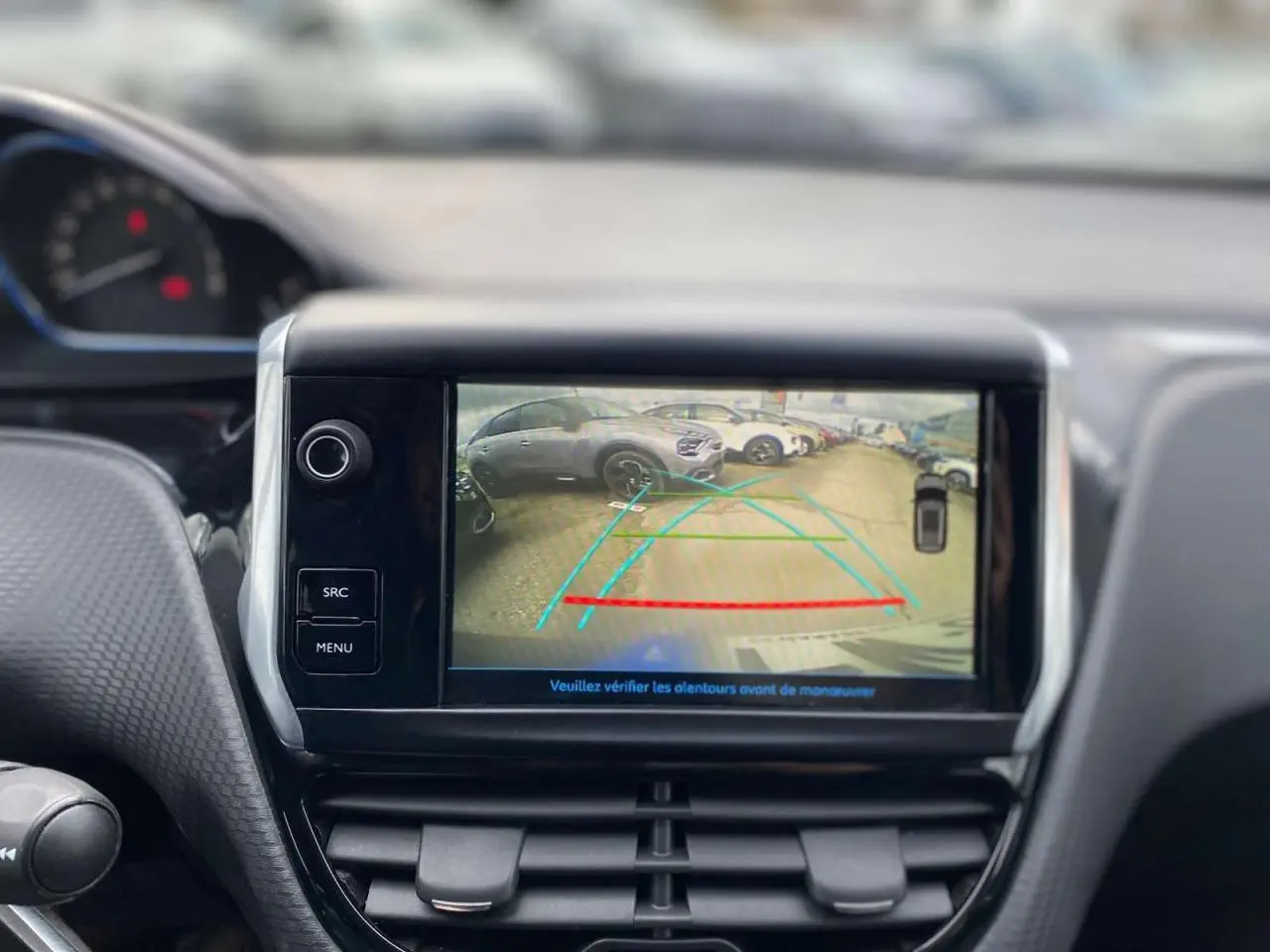 Écran central montrant la caméra de recul du Peugeot 2008 gris platinium, vue intérieure du tableau de bord.