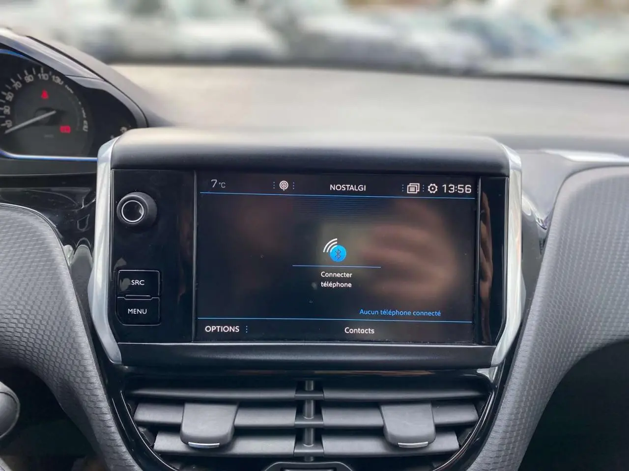 Écran tactile central du tableau de bord du Peugeot 2008 gris platinium, affichant la connexion Bluetooth au téléphone.