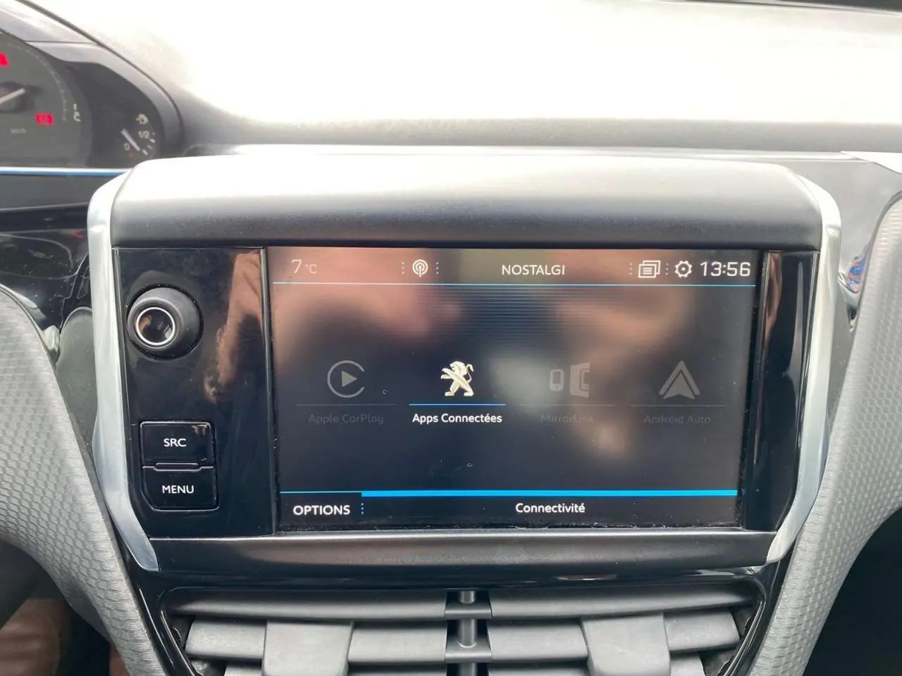 Écran tactile central du Peugeot 2008 2019 montrant les options de connectivité avec interface moderne et commandes physiques à gauche.