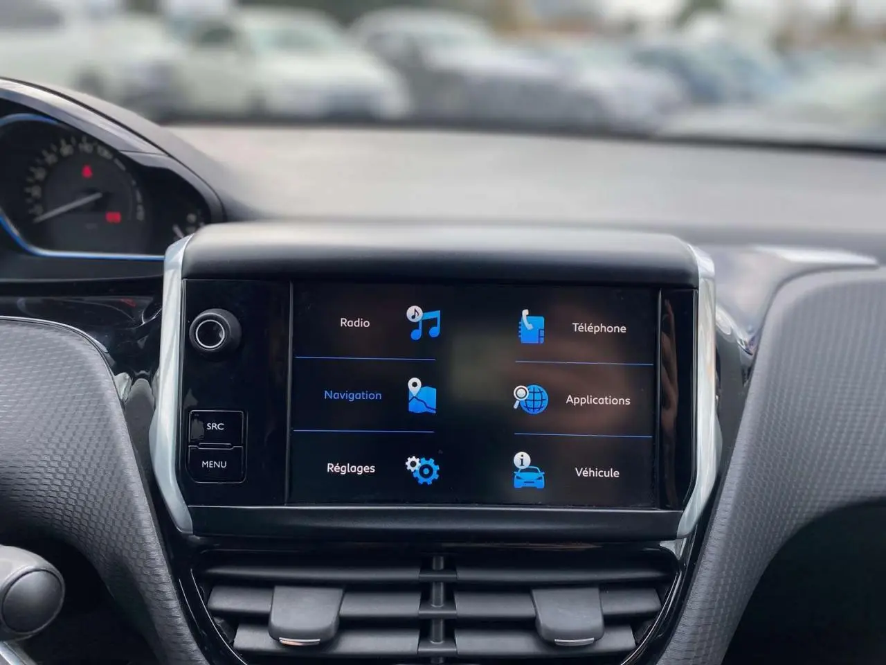 Écran tactile central du tableau de bord du Peugeot 2008 gris platinium, affichant le menu multimédia et navigation.