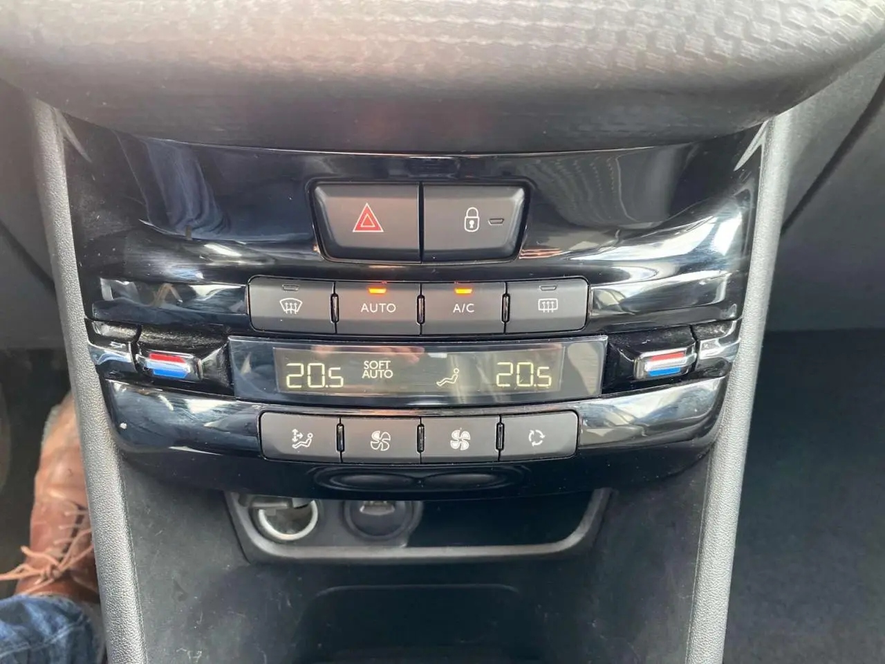 Panneau de commande de climatisation automatique bizone avec affichage digital et boutons sur Peugeot 2008 gris platinium.