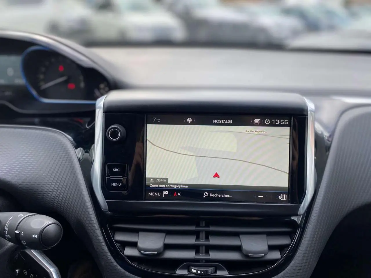 Tableau de bord intérieur de Peugeot 2008 2019 avec écran tactile de navigation affichant une carte.