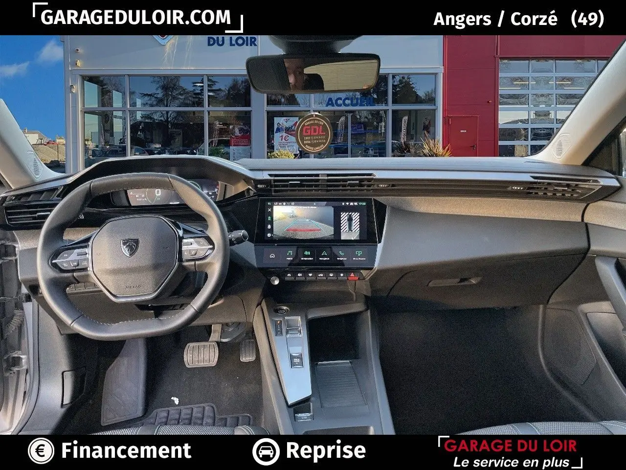Intérieur avant de la Peugeot 308 gris Artense 2024, tableau de bord moderne avec écran tactile et volant compact.