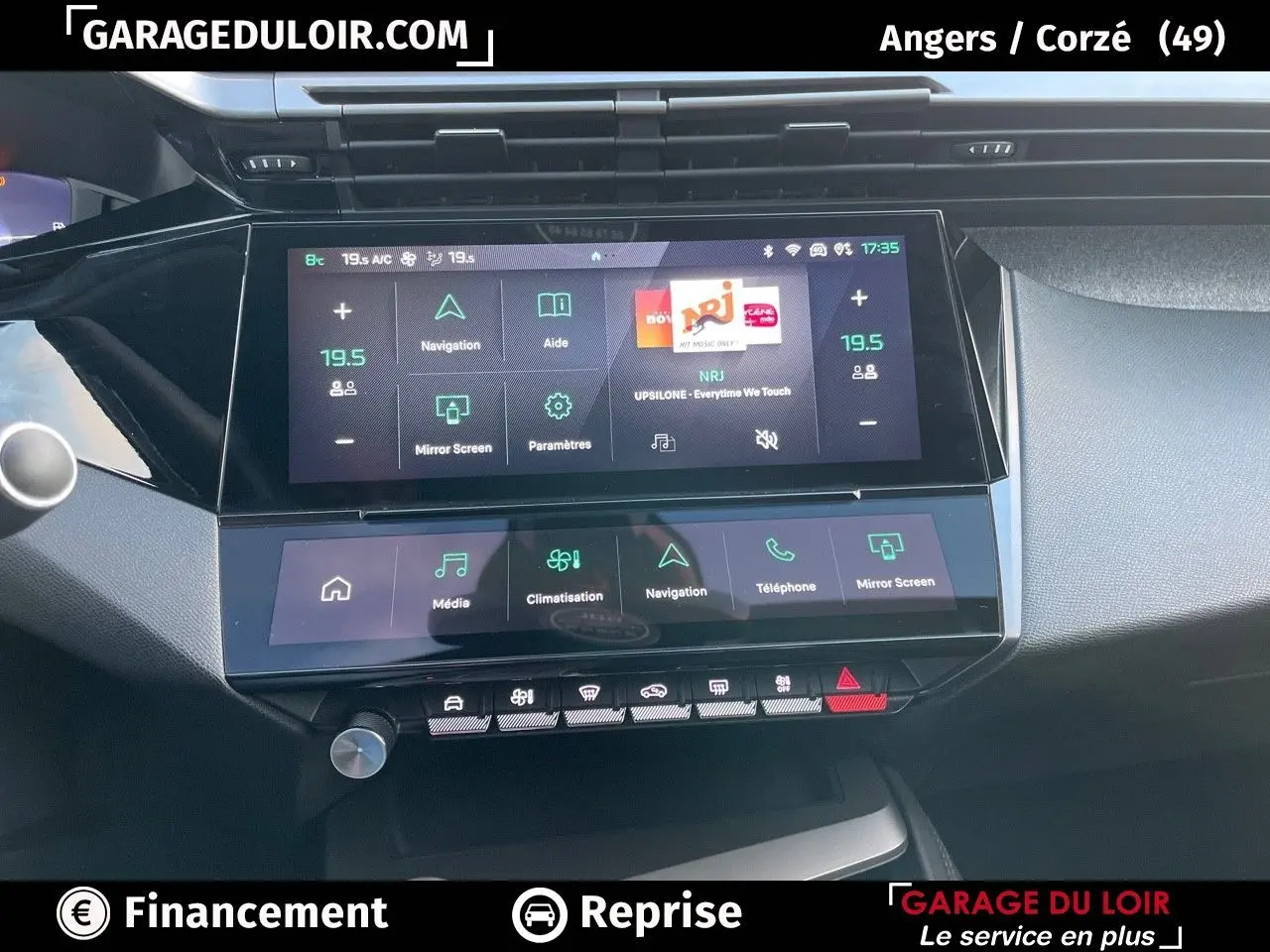 Écran tactile central double de la Peugeot 308 2024 avec commandes multimédia et climatisation intégrées.