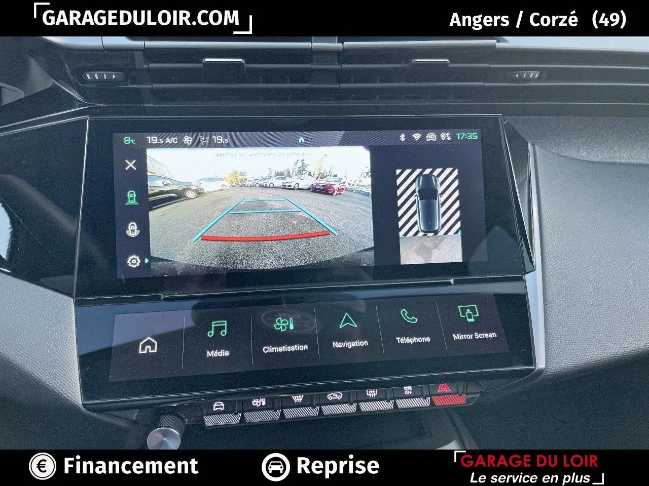Vue rapprochée de l'écran tactile central de la Peugeot 308 gris Artense affichant la caméra de recul et les commandes multimédia.