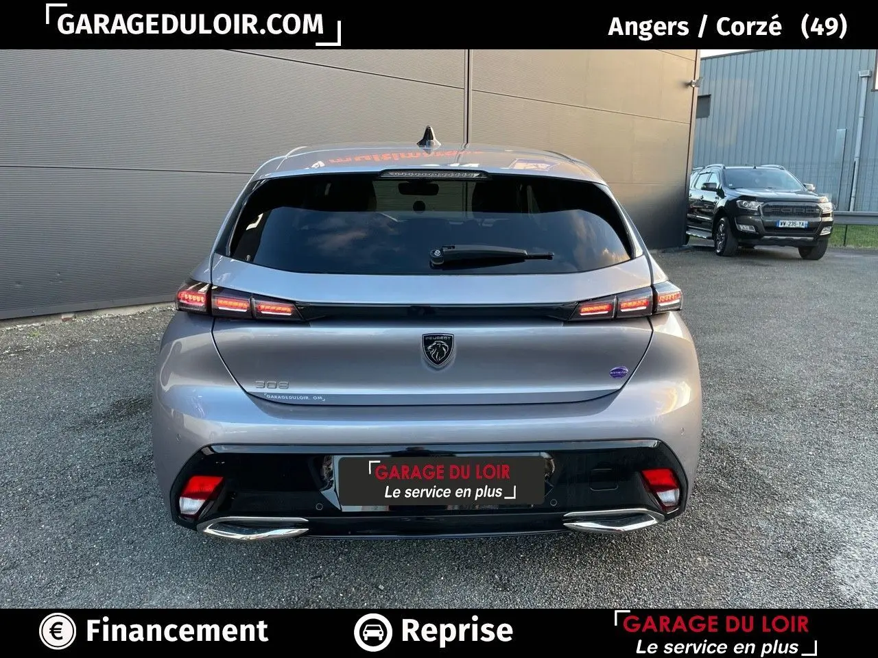 Vue arrière d'une Peugeot 308 gris Artense 2024 avec feux LED et double sortie d'échappement chromée.