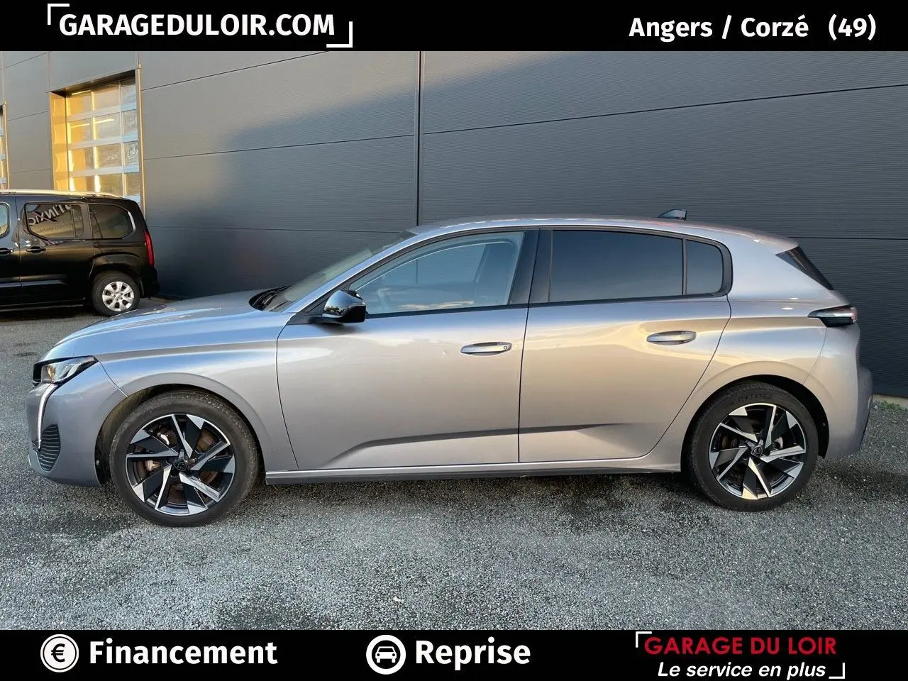 Profil côté gauche de la Peugeot 308 2024 gris Artense avec jantes alliage 17'' Halong diamantées et vitres surteintées.
