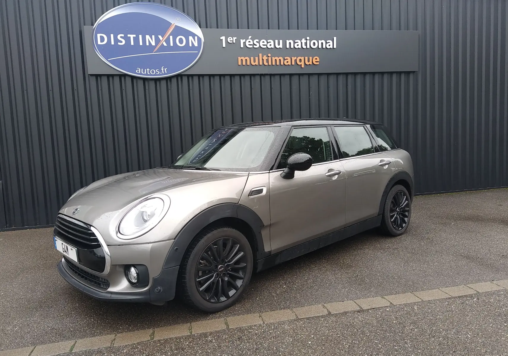 MINI Clubman F54 Silver Metal vue 3/4 avant droit, avec toit noir et jantes noires distinctives.