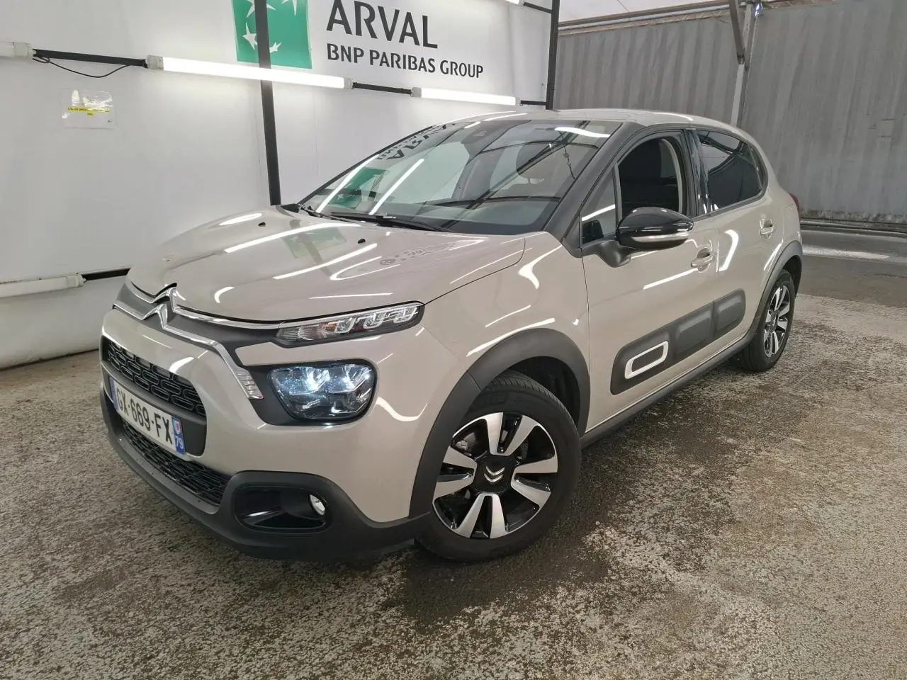 Citroën C3 beige clair vue 3/4 avant droit avec Airbump noir et jantes alliage diamantées.