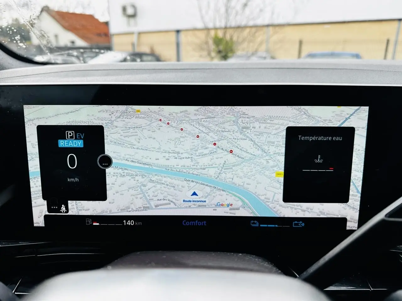 Tableau de bord numérique du Renault Austral 2024 avec affichage GPS Google Maps et indicateurs de vitesse et température.