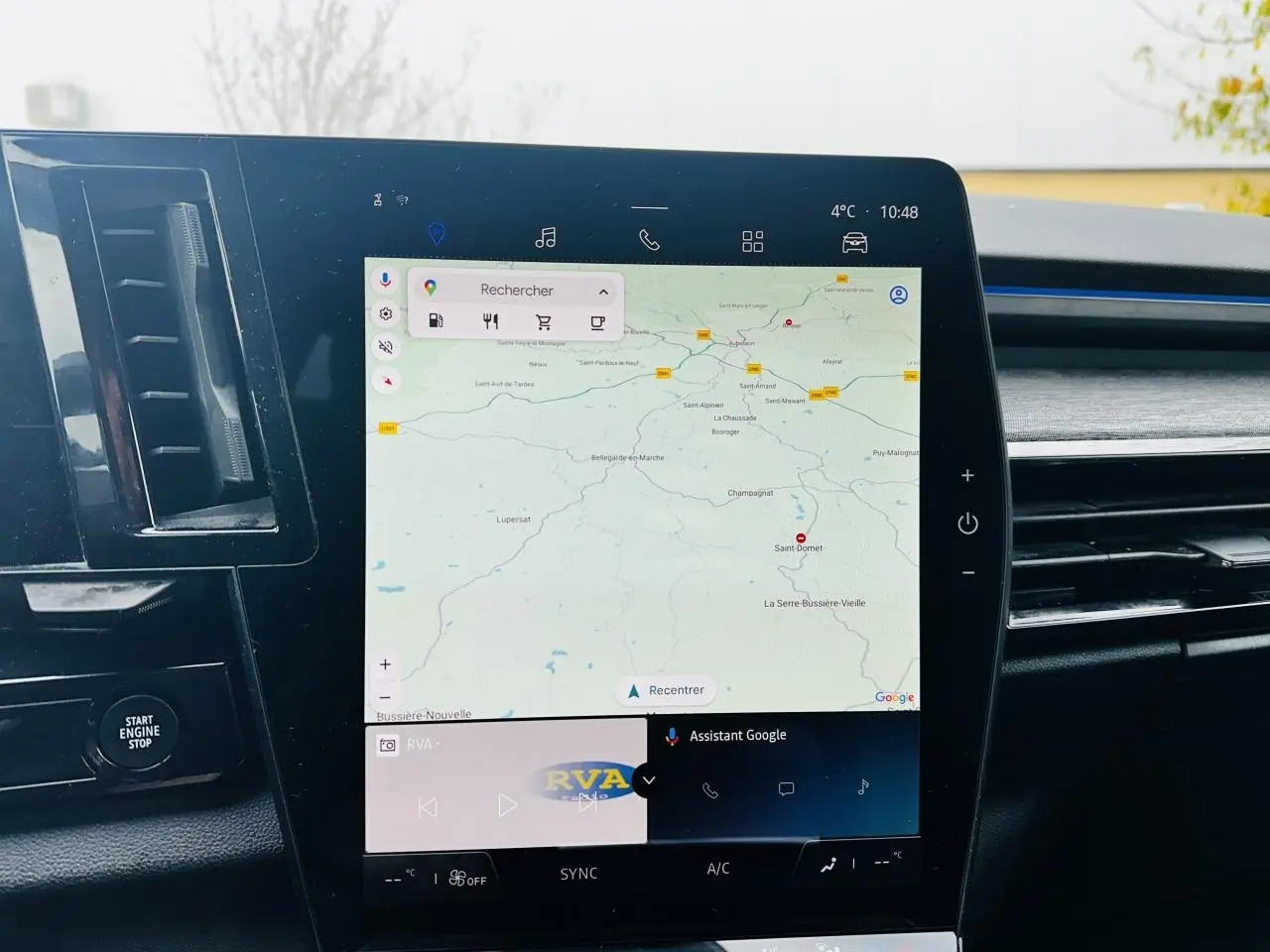 Vue rapprochée de l’écran tactile central du Renault Austral 2024 affichant la navigation Google Maps.