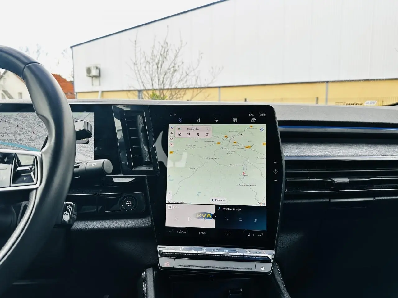 Vue intérieure du tableau de bord du Renault Austral 2024 avec écran tactile vertical affichant la navigation Google Maps.