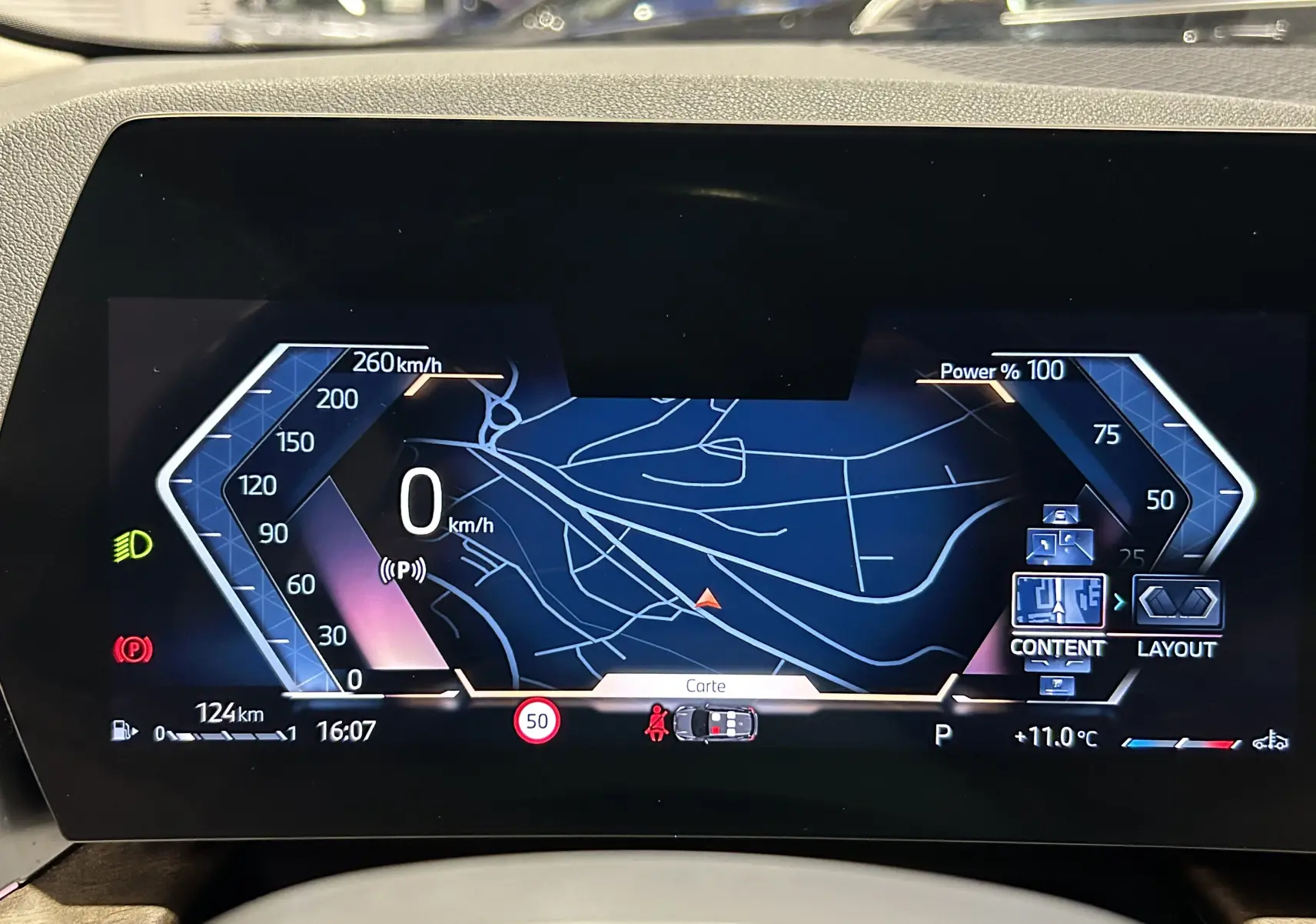 Tableau de bord numérique de BMW Série 2 Active Tourer 218i, affichant la carte GPS et la vitesse à 0 km/h.