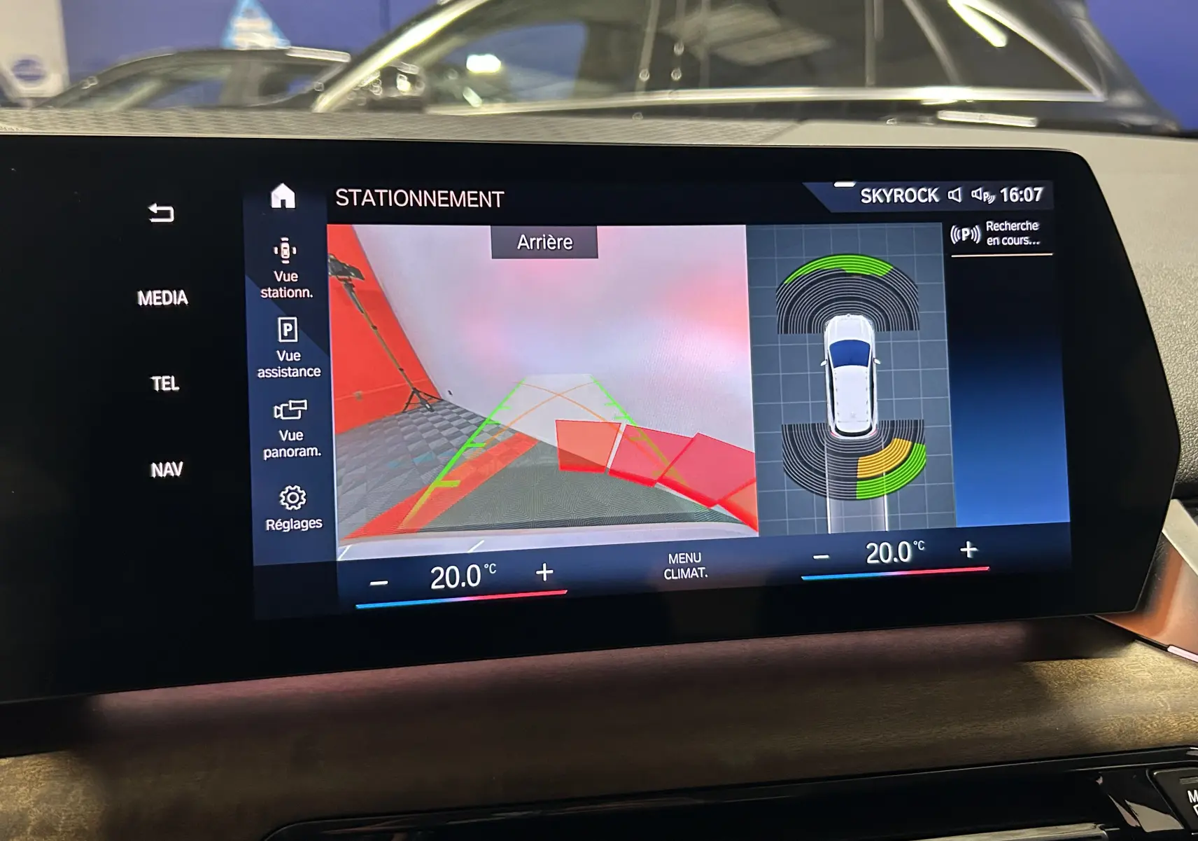 Écran intérieur du BMW Série 2 Active Tourer blanc montrant la caméra de recul et l’aide au stationnement.