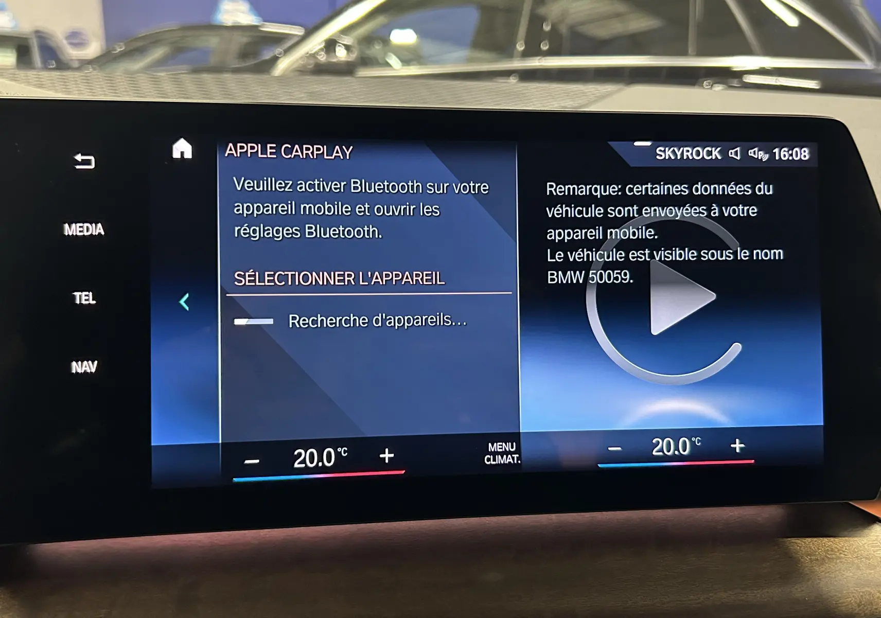 Écran tactile central de BMW Série 2 Active Tourer affichant la connexion Bluetooth et les réglages climatiques à 20°C.